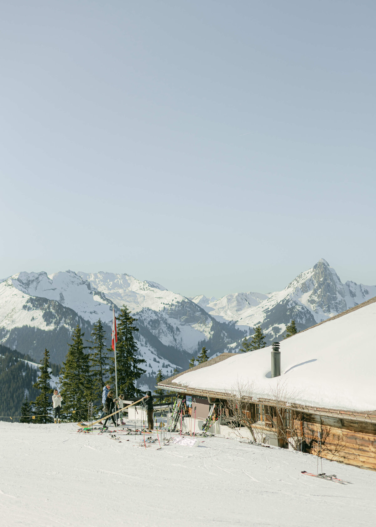 chloe-winstanley-events-gstaad-wasserngrat-restaurant-skis