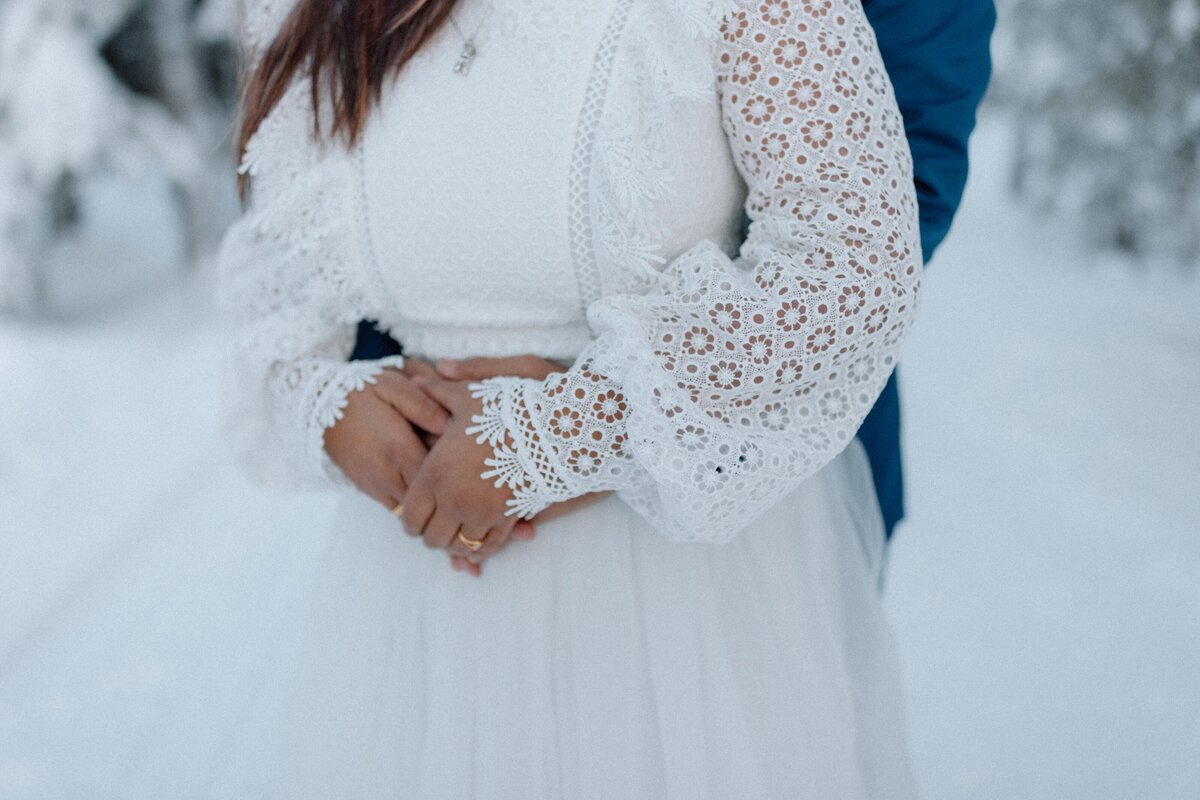 winter-wedding-kiruna-lapland-photographer-elopement-snow-bröllop-bröllopsfotograf_3