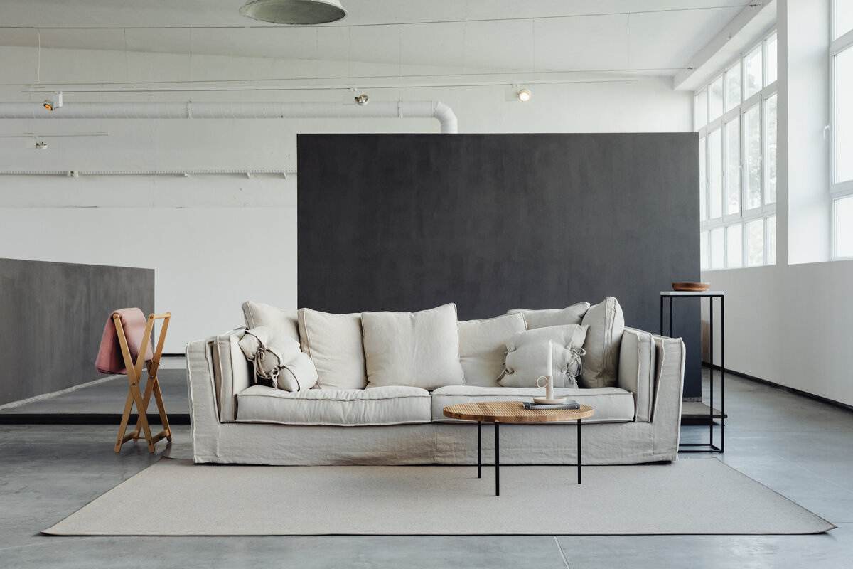 kaboompics_living-room-with-comfortable-linen-sofa-wooden-table-carpet-pillows-22041