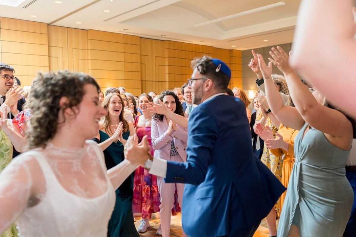 Eliana-Melmed-Photography-Chicago-LosAngeles-Jewish-WeddingPhotography-ShulaNoah-Simcha-Dancing-00098