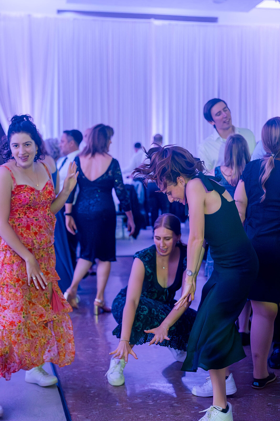 Eliana-Melmed-Photography-Chicago-LosAngeles-Jewish-WeddingPhotography-ElianaSklar-DanceFloor-00101