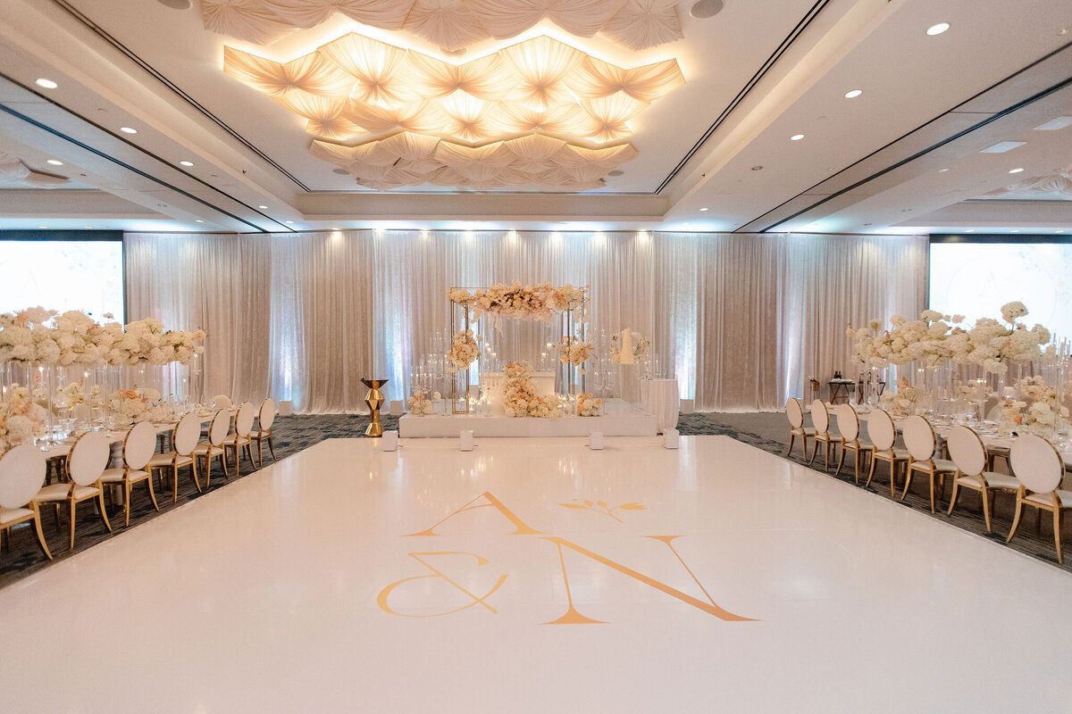 elegant-wedding-reception-decor-white-vinyl-floor-floral-arrangements-015