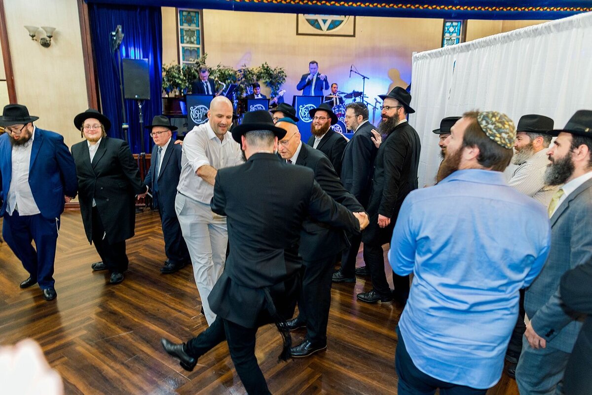 Eliana-Melmed-Photography-Chicago-LosAngeles-Jewish-WeddingPhotographer-CarmiKalman-MensDancing-00085