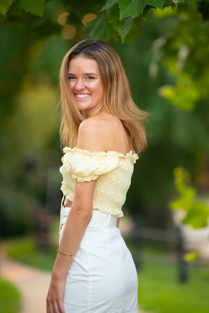 Melissa_Maillett_Photography_Senior_Photography_Over_shoulder_yellow_top