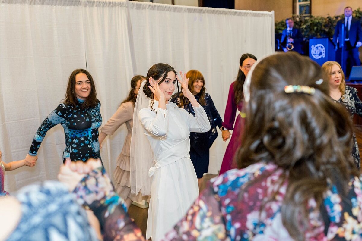 Eliana-Melmed-Photography-Chicago-LosAngeles-Jewish-WeddingPhotographer-CarmiKalman-WomensDancing-00016