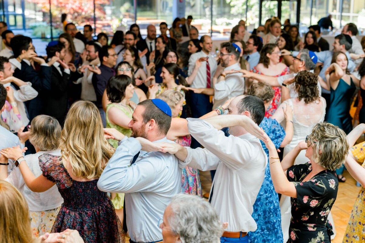 Eliana-Melmed-Photography-Chicago-LosAngeles-Jewish-WeddingPhotography-ShulaNoah-Simcha-Dancing-00058