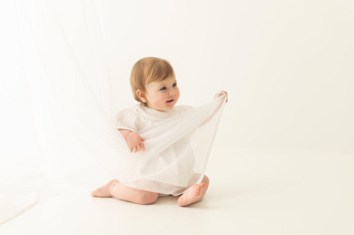 babyfoto in witte minimalistische setting
