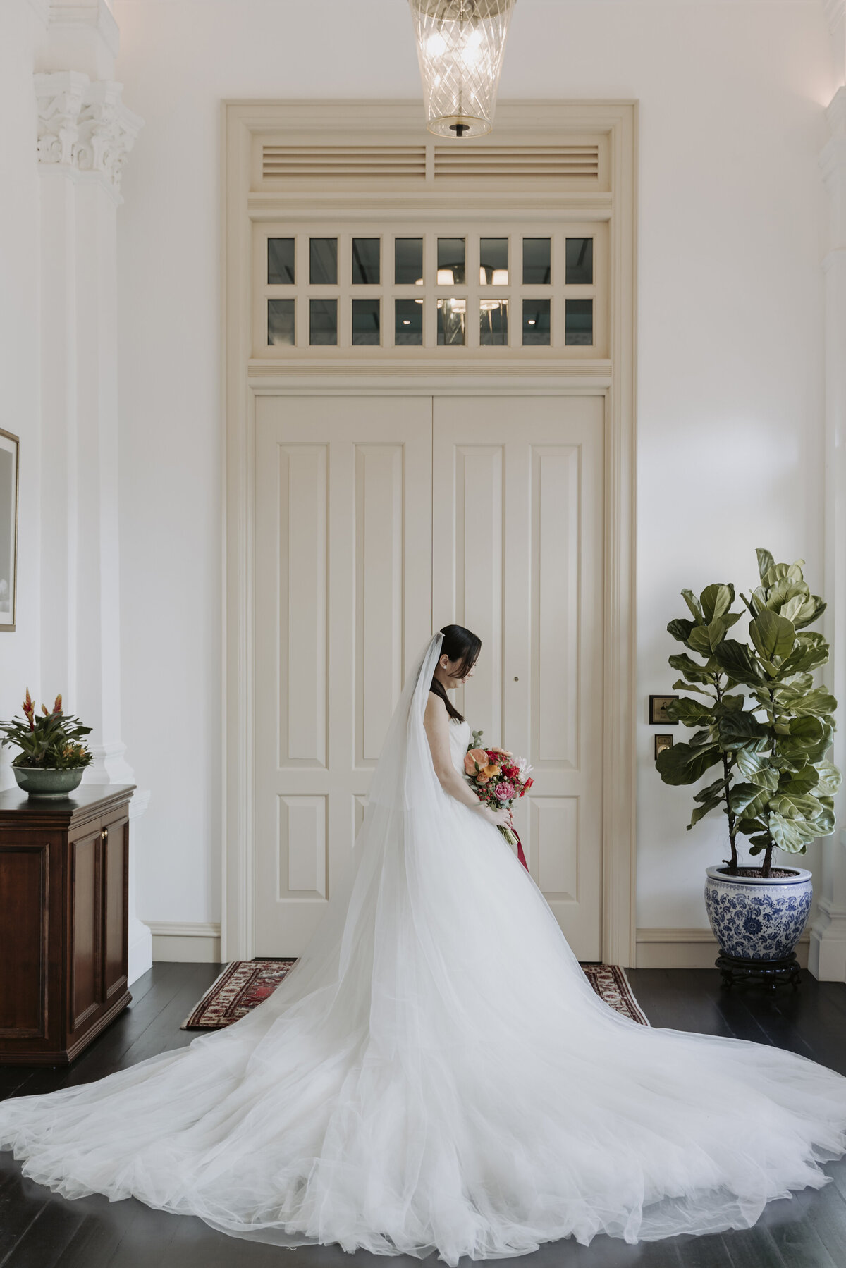 bride holding her bouquet of flowers at the Raffles Hotel