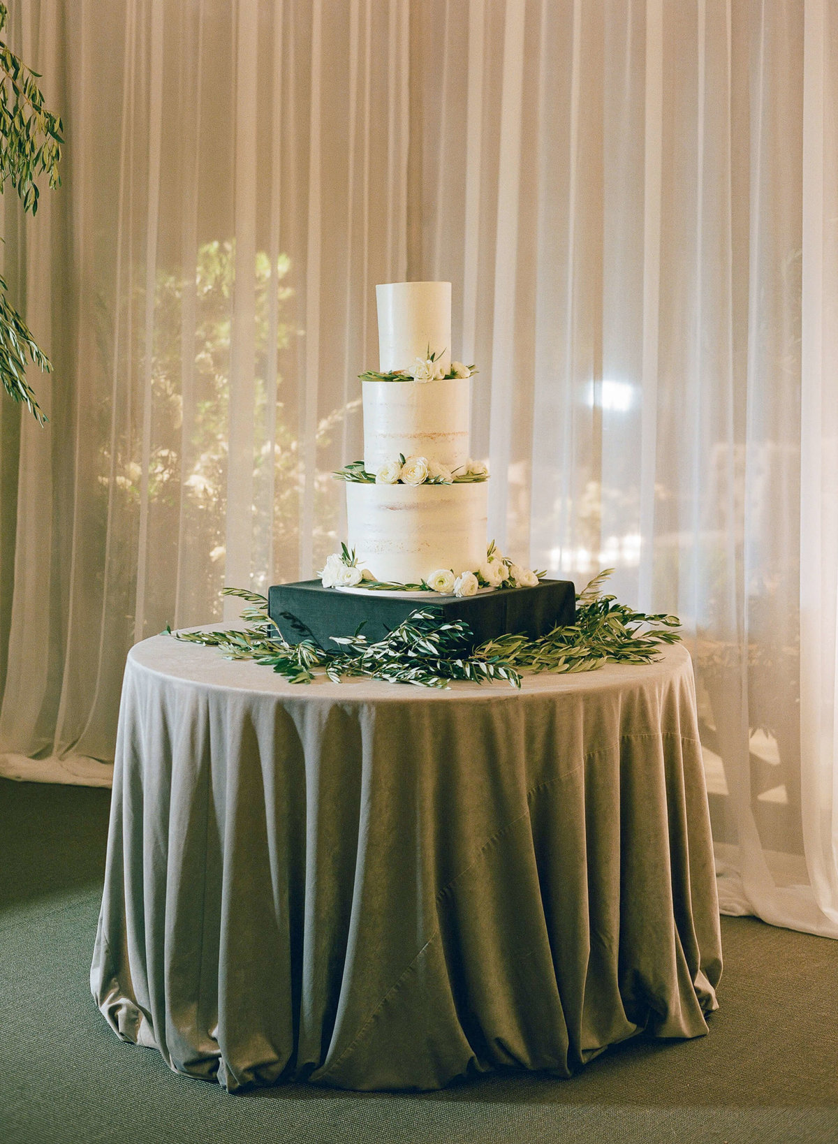 98-KTMerry-weddings-cake-fresh-flowers-Meadowood-Napa-Valley