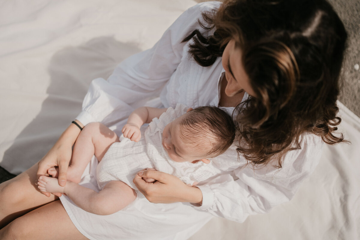 Newbornshoot door Leukfotografie in Amsterdam, Zaandam, Landsmeer, Oostzaan en Purmerend – zachte, liefdevolle babyfoto’s-115