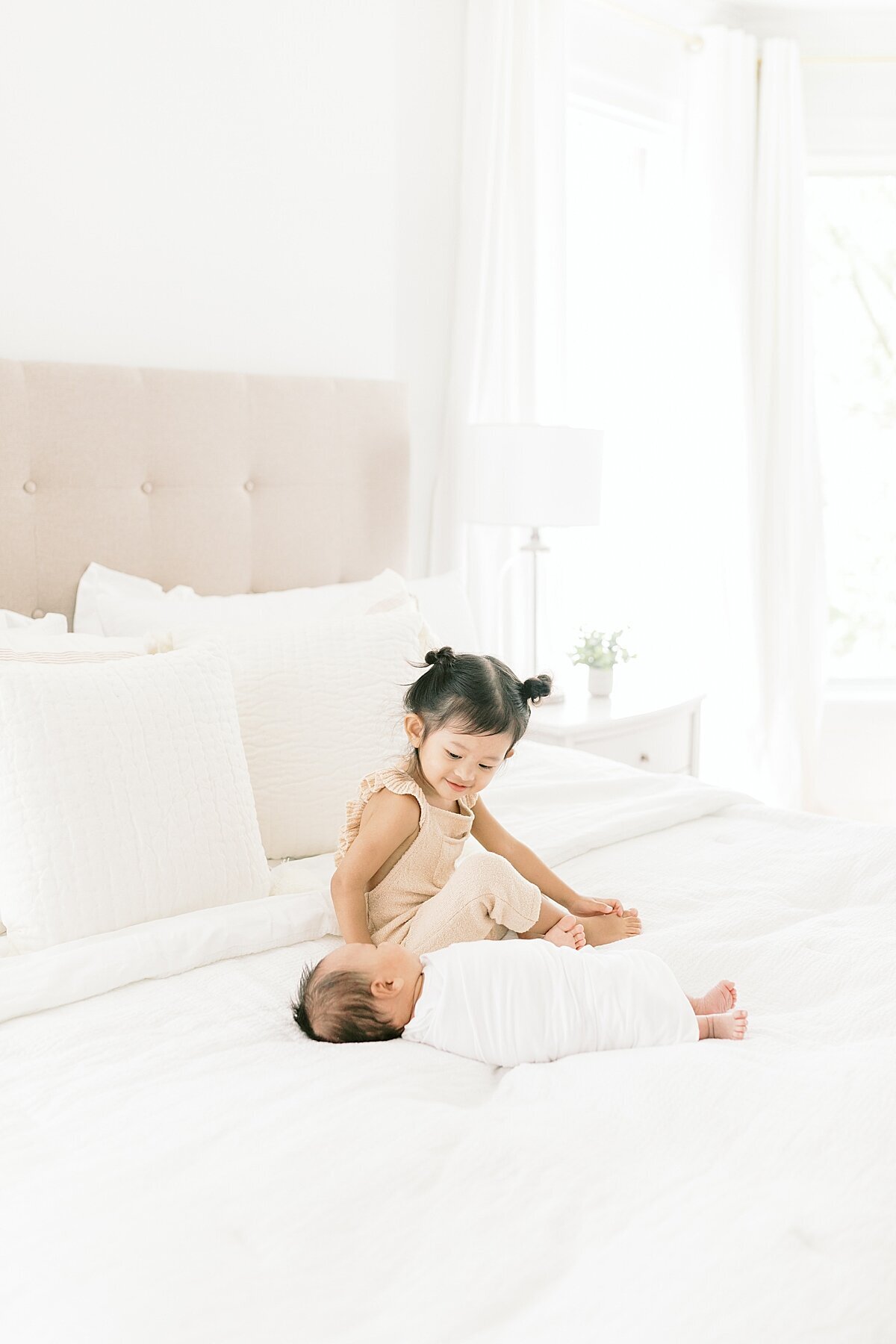 in-home-lifestyle-session-charleston-newborn-photographer-caitlyn-motycka-photography_0007