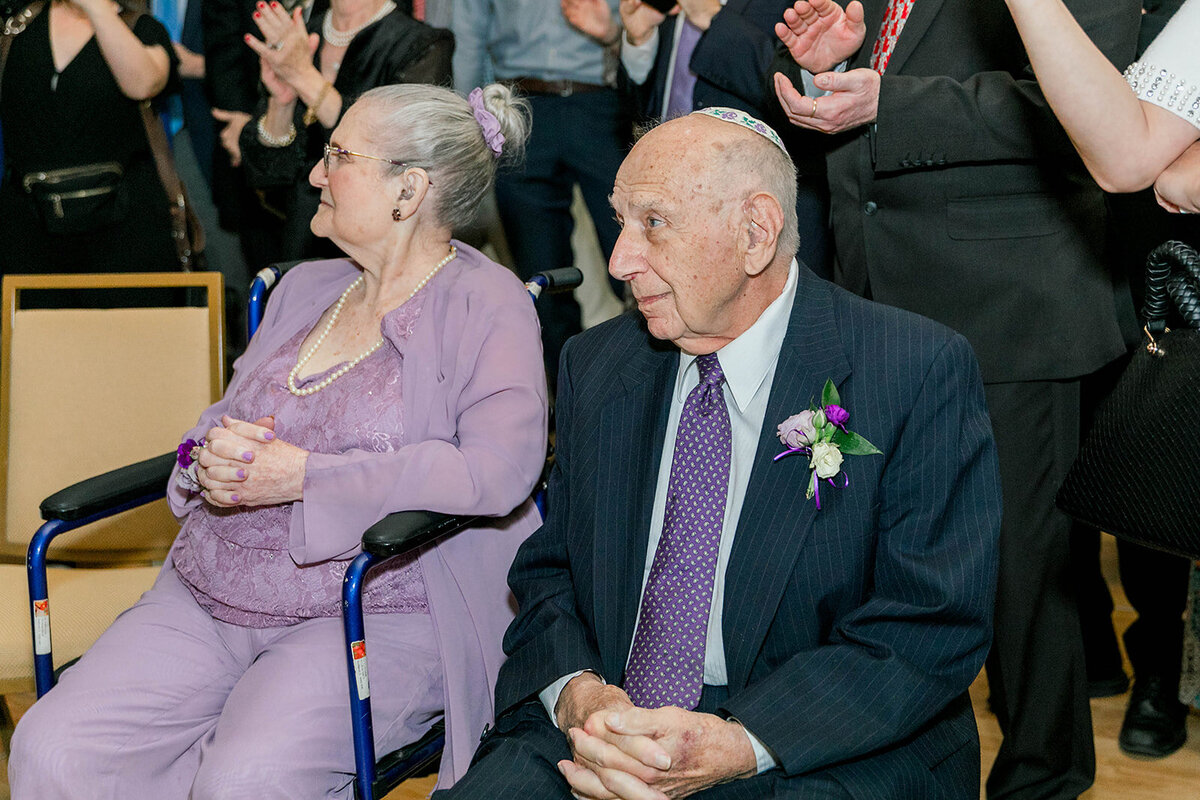 Eliana-Melmed-Photography-Chicago-LosAngeles-Jewish-WeddingPhotography-SimchaDancing-00098