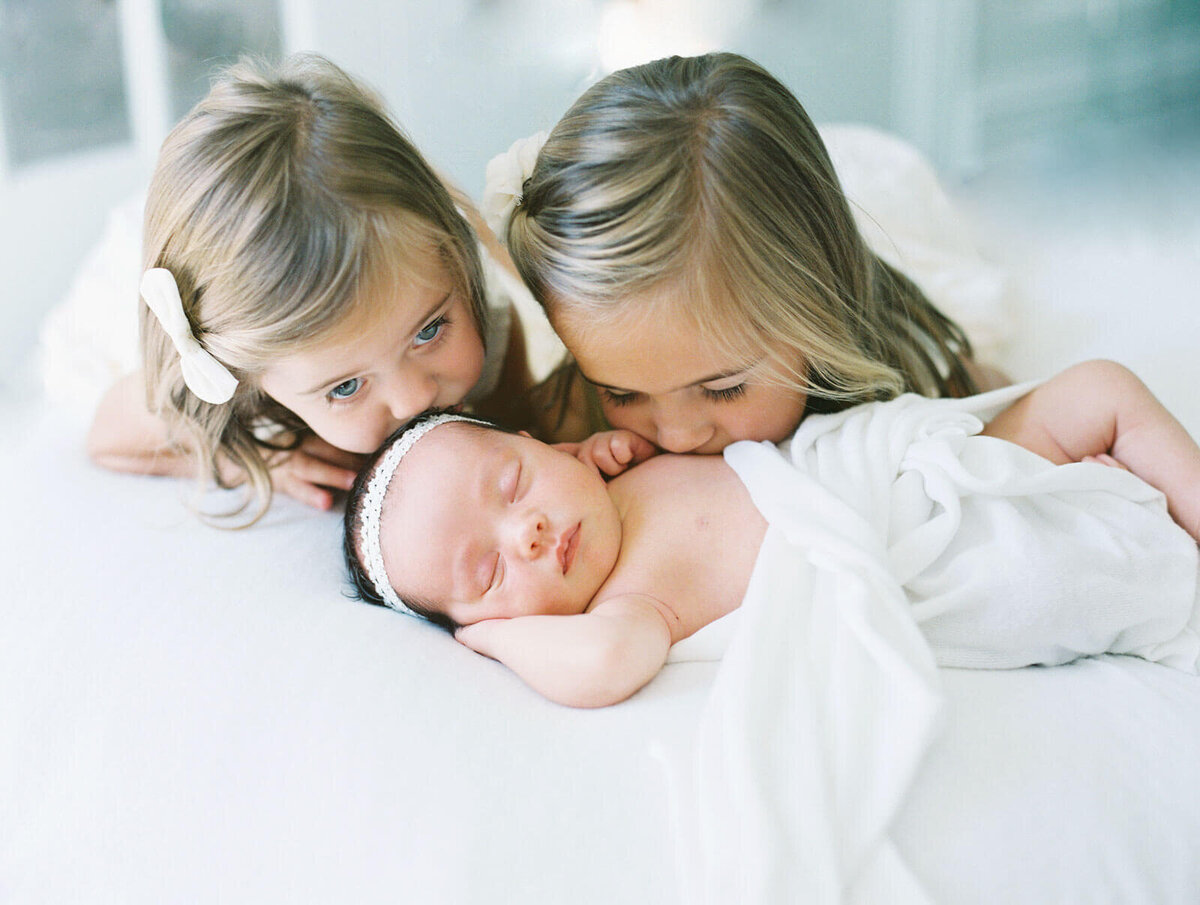 newborn-with-siblings-photos