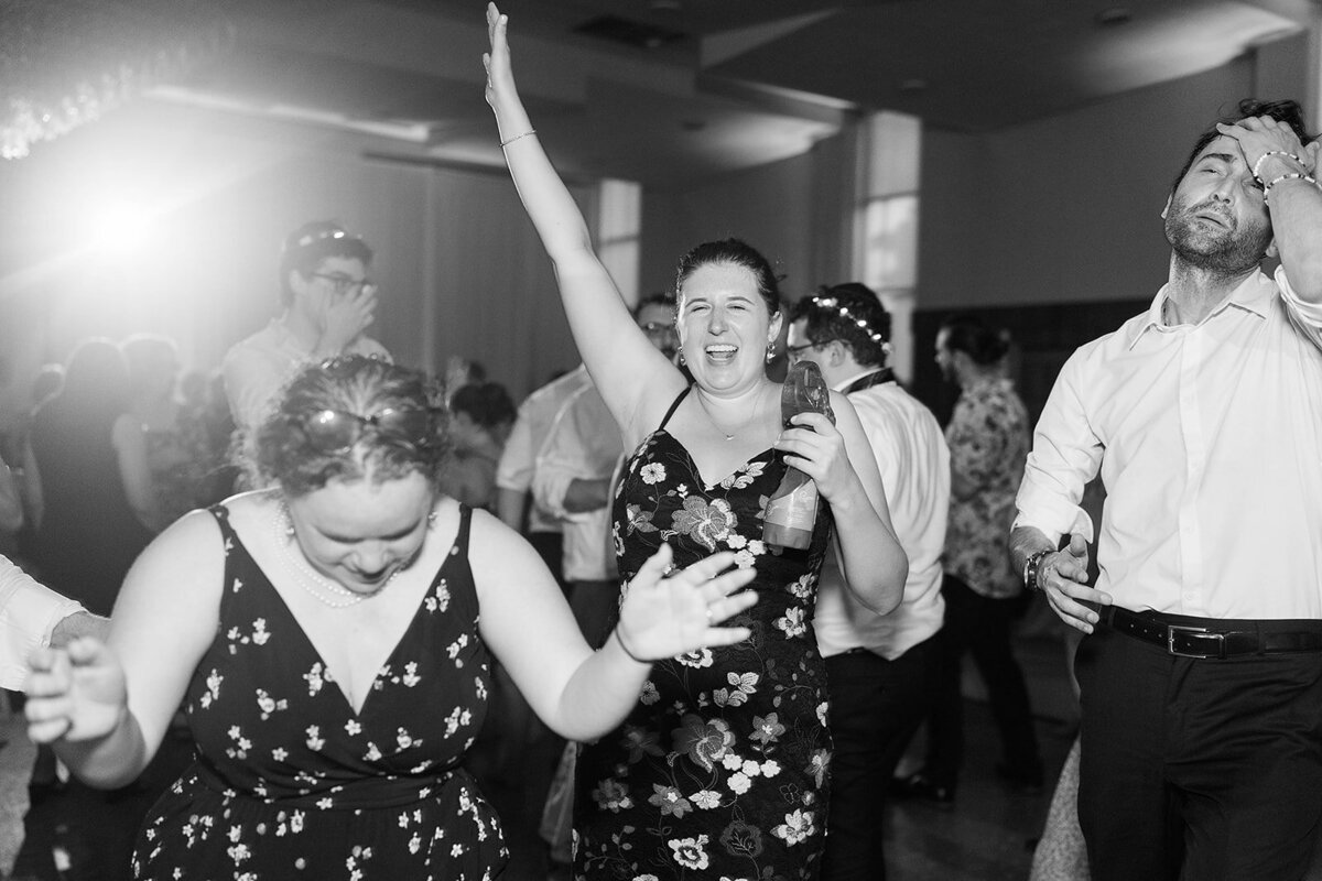Eliana-Melmed-Photography-Chicago-LosAngeles-Jewish-WeddingPhotography-ElianaSklar-DanceFloor-00159