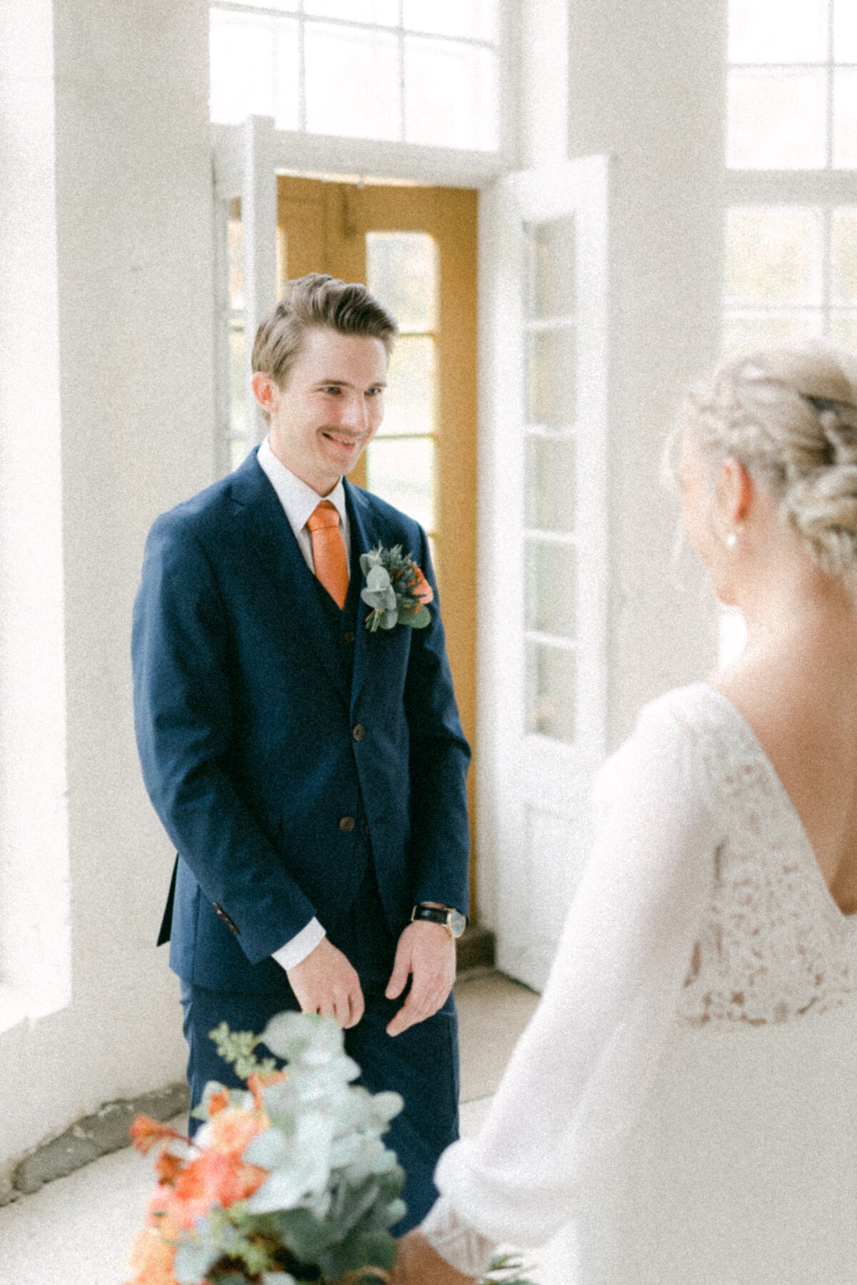 A documentary wedding photo of the first look in Oitbacka gård captured by wedding photographer Hannika Gabrielsson in Finland