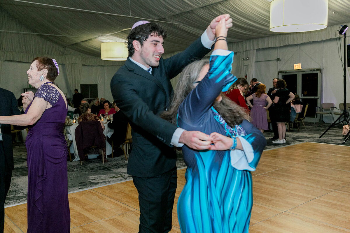 Eliana-Melmed-Photography-Chicago-LosAngeles-Jewish-WeddingPhotography-SimchaDancing-00252