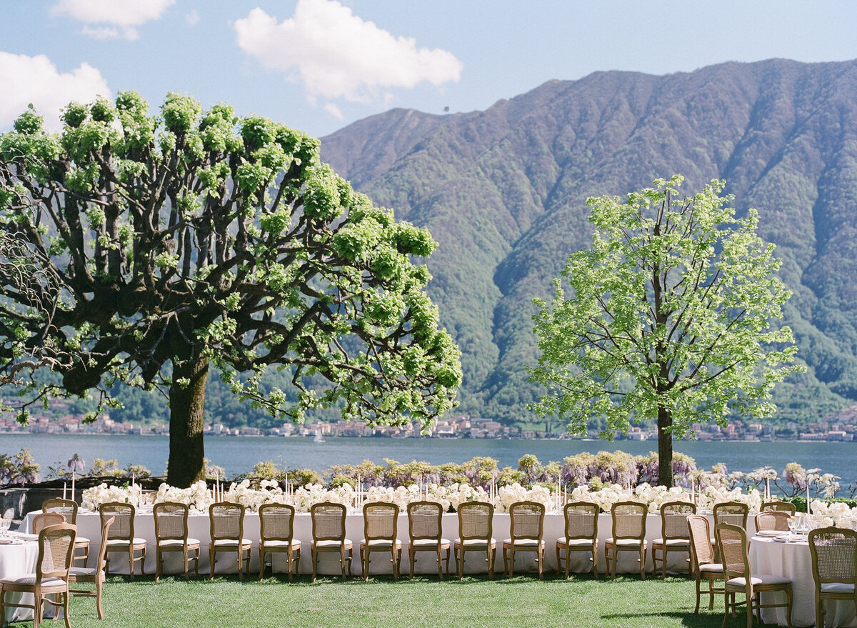 Wedding table arrangement in Lake Como