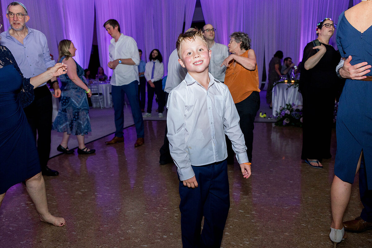 Eliana-Melmed-Photography-Chicago-LosAngeles-Jewish-WeddingPhotography-ElianaSklar-DanceFloor-00329