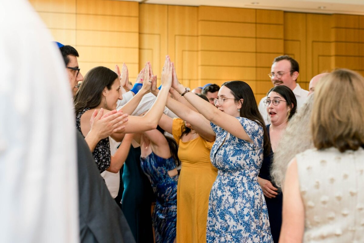 Eliana-Melmed-Photography-Chicago-LosAngeles-Jewish-WeddingPhotography-ShulaNoah-Simcha-Dancing-00042