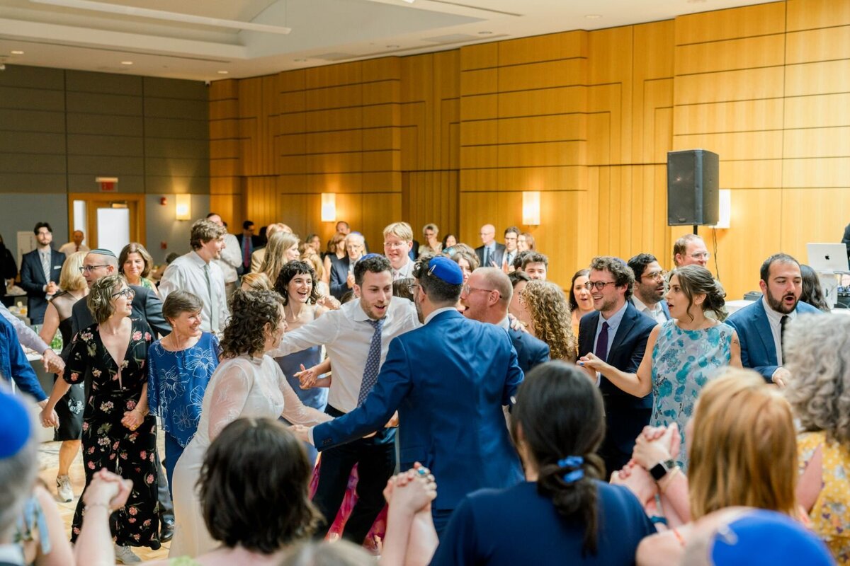 Eliana-Melmed-Photography-Chicago-LosAngeles-Jewish-WeddingPhotography-ShulaNoah-Simcha-Dancing-00169