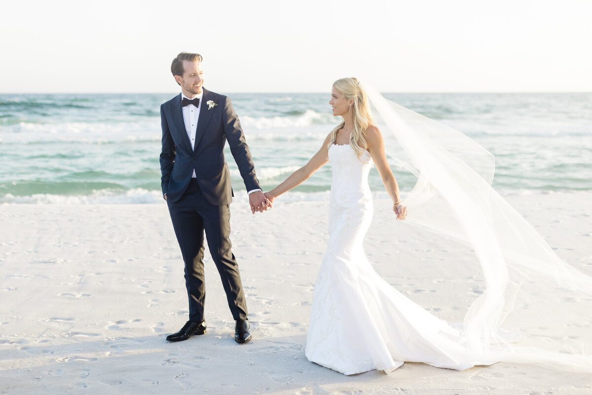 bride-groom-seaside-beach
