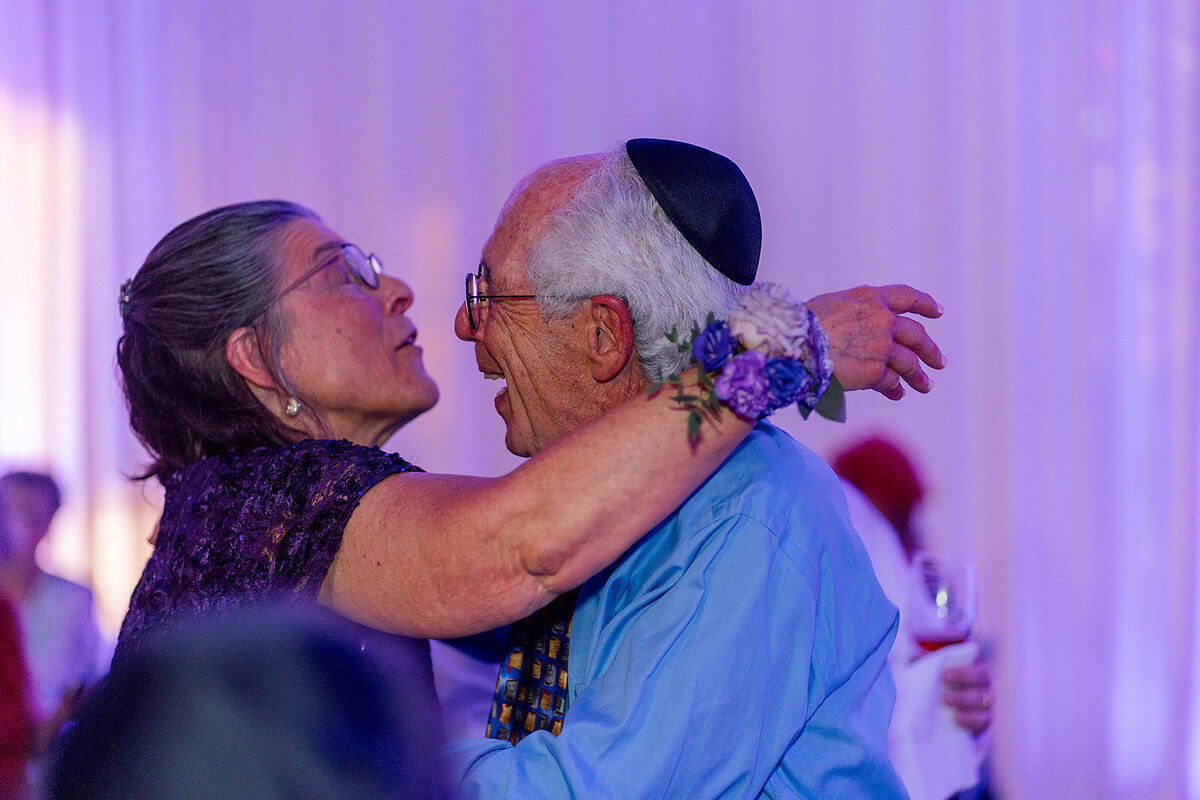Eliana-Melmed-Photography-Chicago-LosAngeles-Jewish-WeddingPhotography-ElianaSklar-DanceFloor-00054