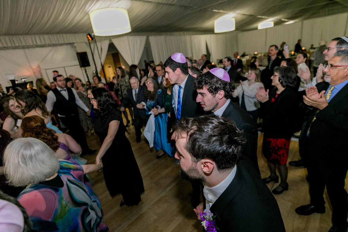 Eliana-Melmed-Photography-Chicago-LosAngeles-Jewish-WeddingPhotography-SimchaDancing-00210