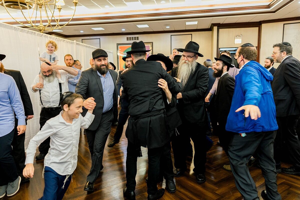 Eliana-Melmed-Photography-Chicago-LosAngeles-Jewish-WeddingPhotographer-CarmiKalman-MensDancing-00042