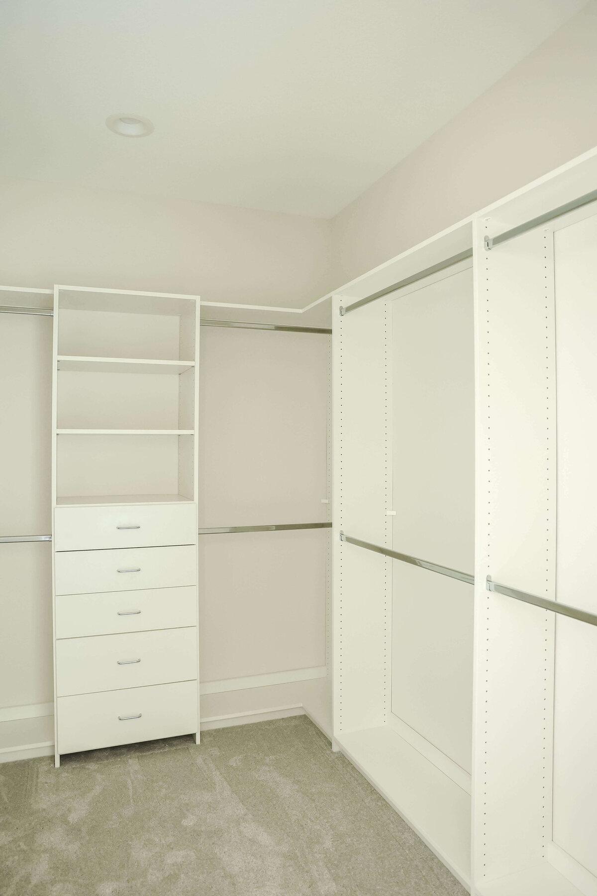 5306-Closet-Urbandale-Central-Iowa-Custom-Home-JRL-Builders-3F1A2760