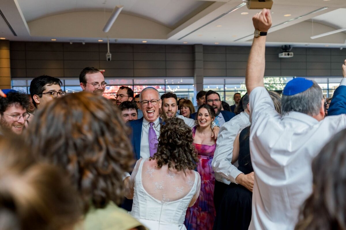Eliana-Melmed-Photography-Chicago-LosAngeles-Jewish-WeddingPhotography-ShulaNoah-Simcha-Dancing-00145