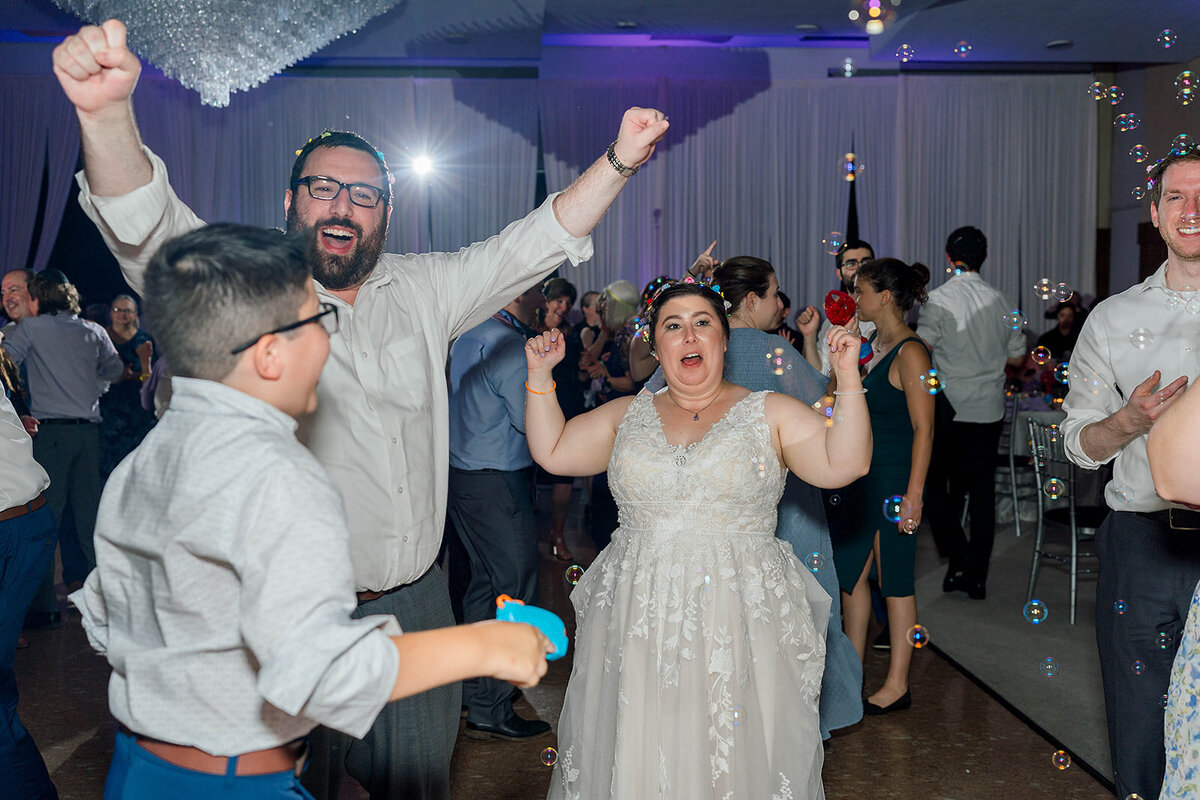 Eliana-Melmed-Photography-Chicago-LosAngeles-Jewish-WeddingPhotography-ElianaSklar-DanceFloor-00308