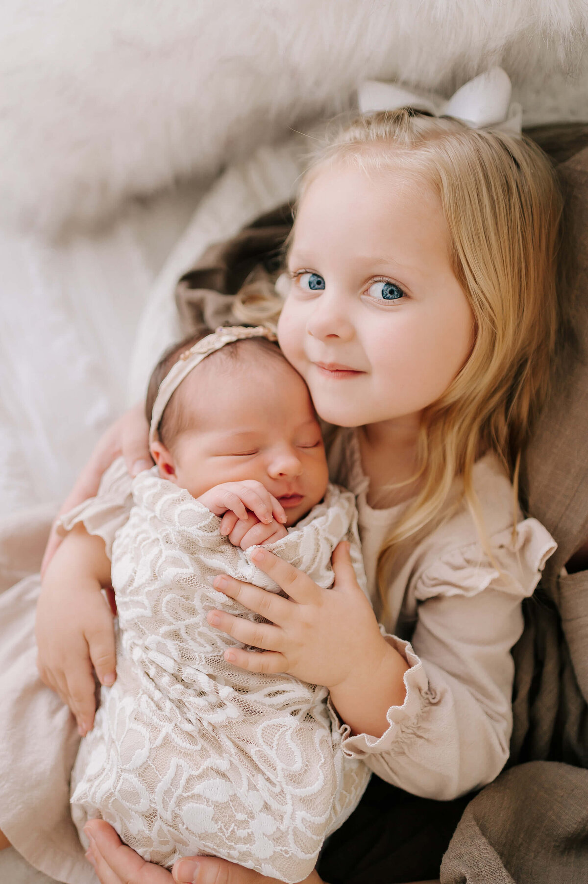 Springfield Mo newborn photographer captures toddler girl and newborn sister smiling