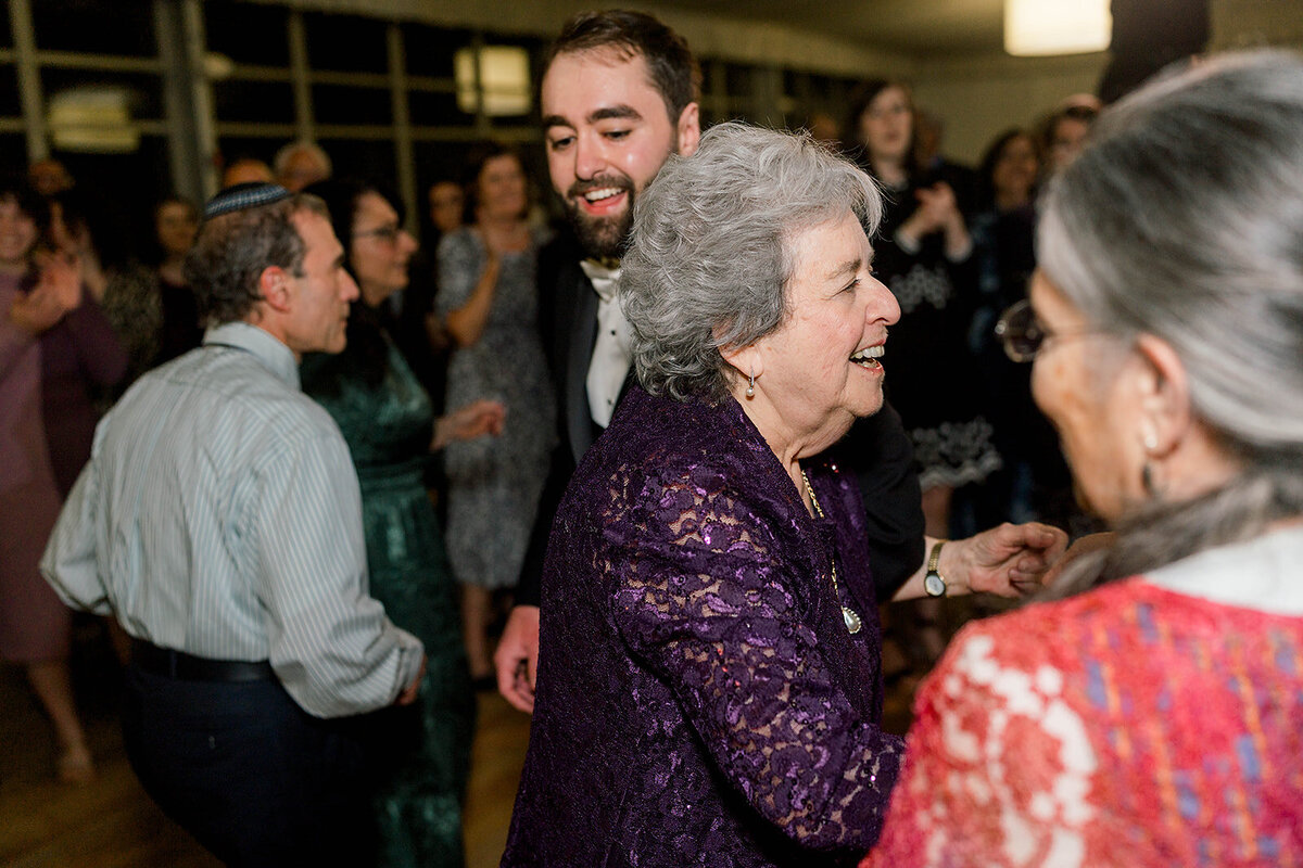 Eliana-Melmed-Photography-Chicago-LosAngeles-Jewish-WeddingPhotography-SimchaDancing-00189