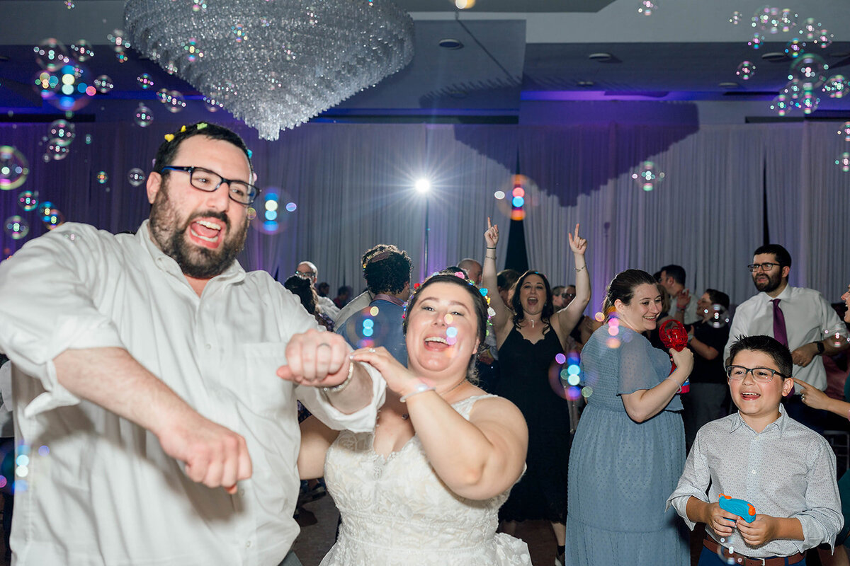 Eliana-Melmed-Photography-Chicago-LosAngeles-Jewish-WeddingPhotography-ElianaSklar-DanceFloor-00300
