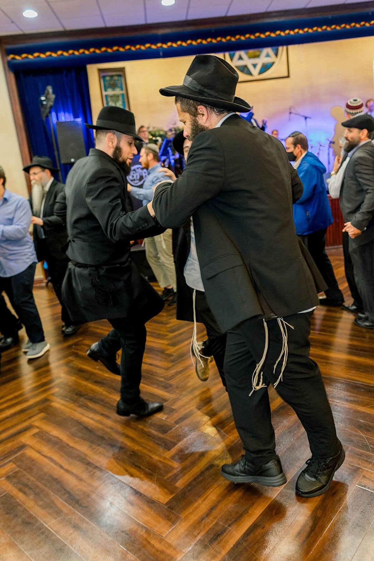 Eliana-Melmed-Photography-Chicago-LosAngeles-Jewish-WeddingPhotographer-CarmiKalman-MensDancing-00027