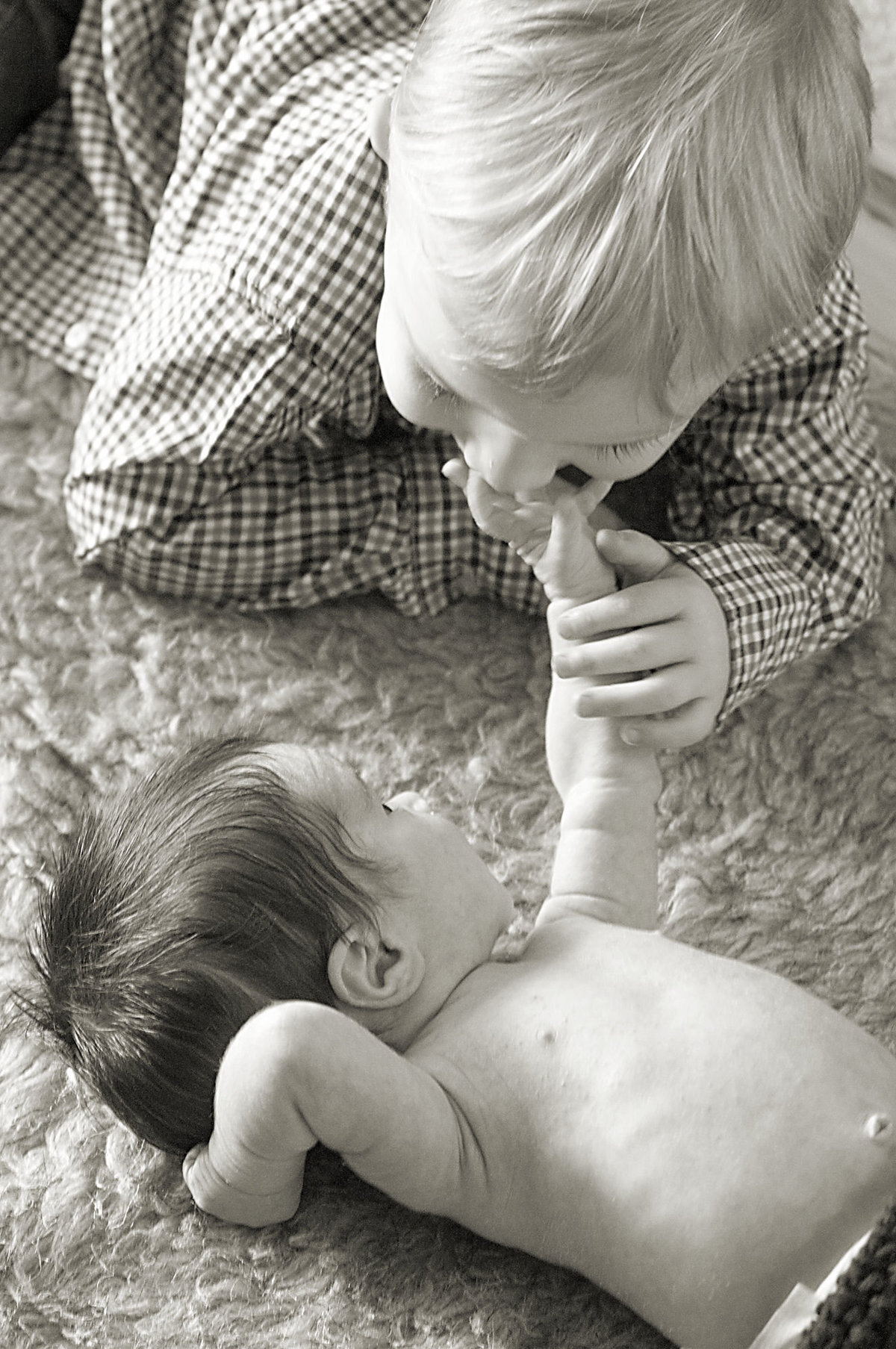 Touching sibling newborn photoshoot | One Shot Beyond Photography