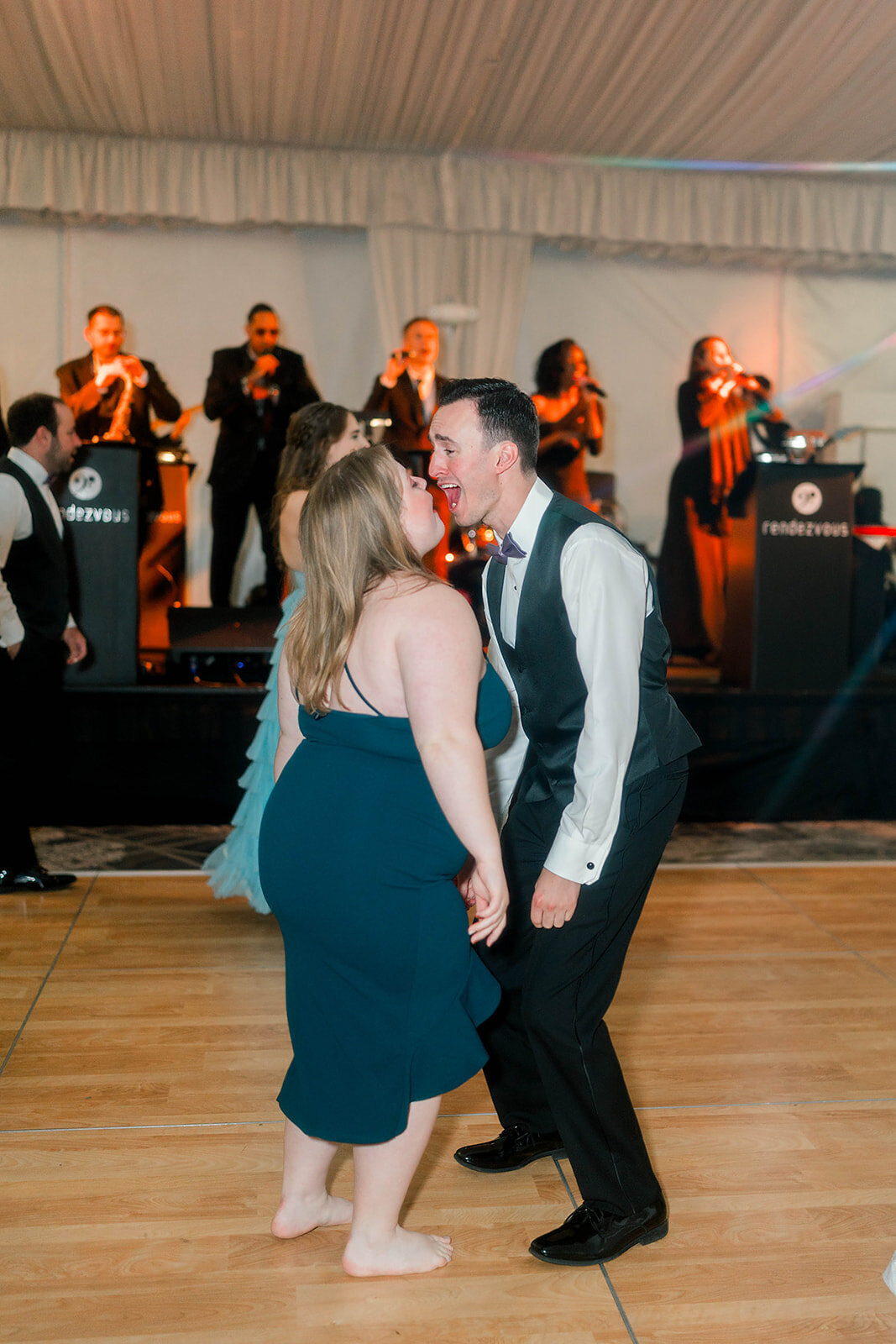 Eliana-Melmed-Photography-Chicago-LosAngeles-Jewish-WeddingPhotography-Dancefloor-00223