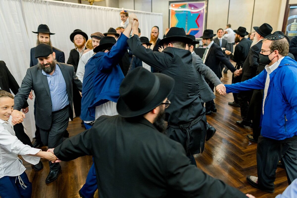 Eliana-Melmed-Photography-Chicago-LosAngeles-Jewish-WeddingPhotographer-CarmiKalman-MensDancing-00052