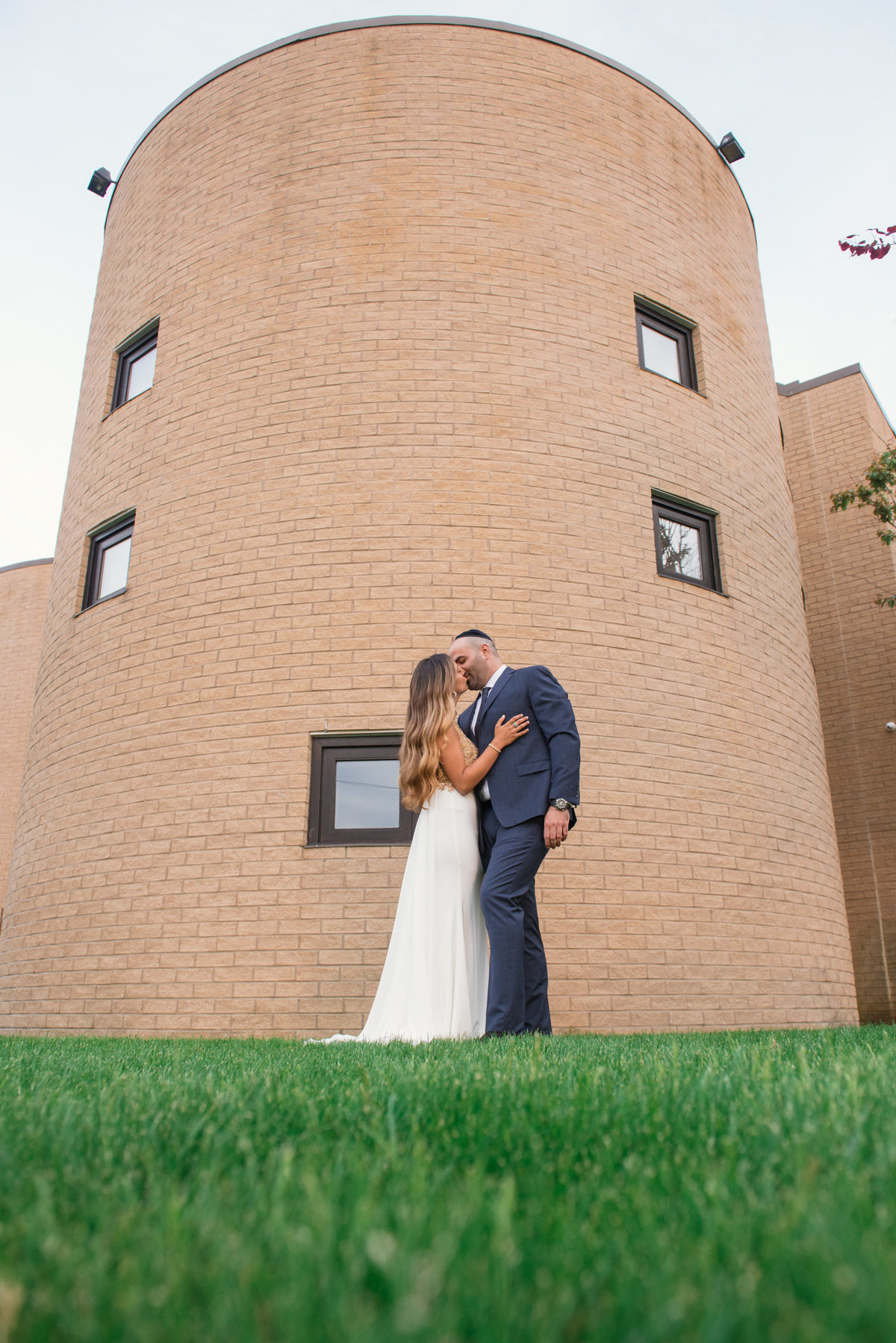 bride and groom kissing photo outside the Sephardic Temple