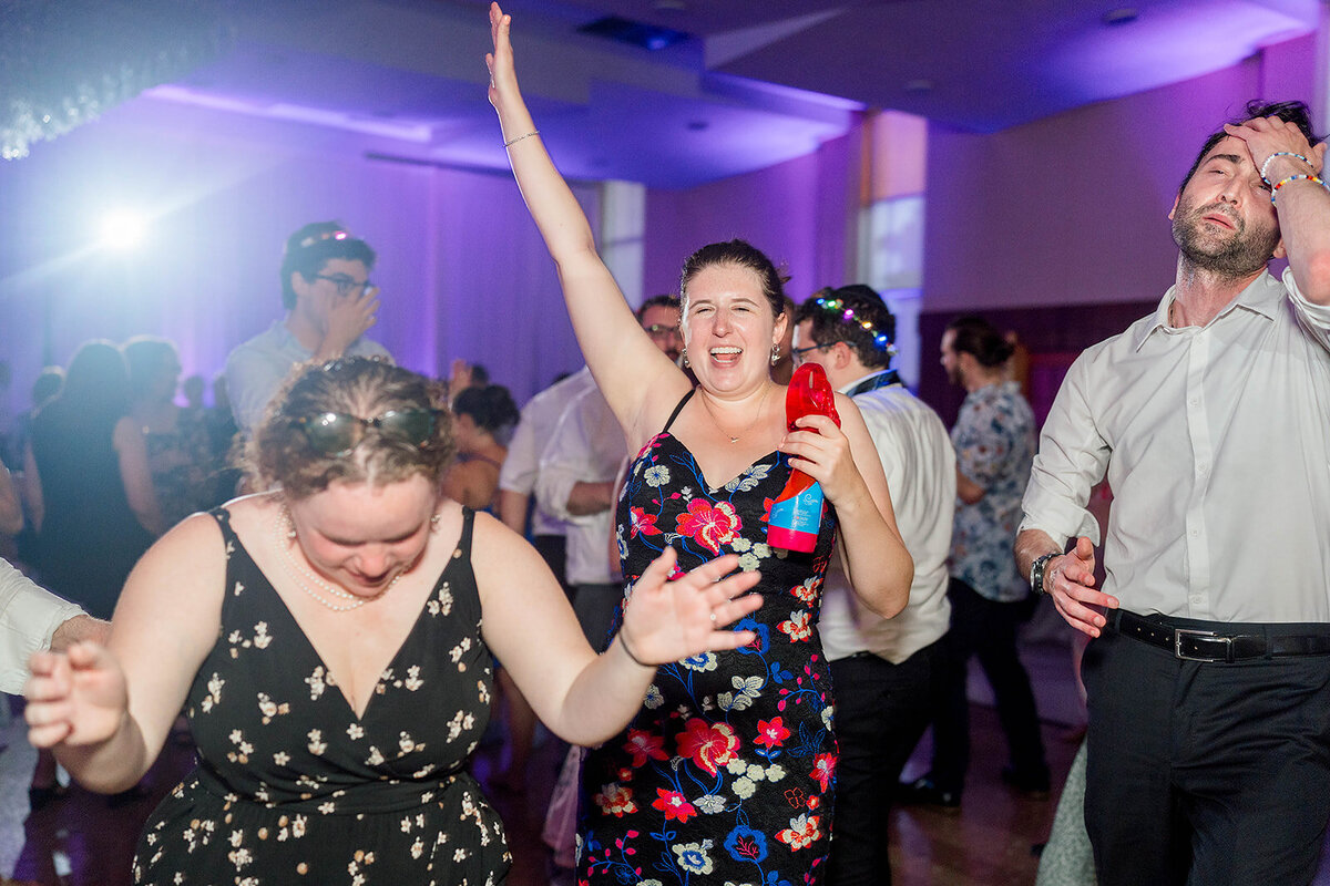 Eliana-Melmed-Photography-Chicago-LosAngeles-Jewish-WeddingPhotography-ElianaSklar-DanceFloor-00158