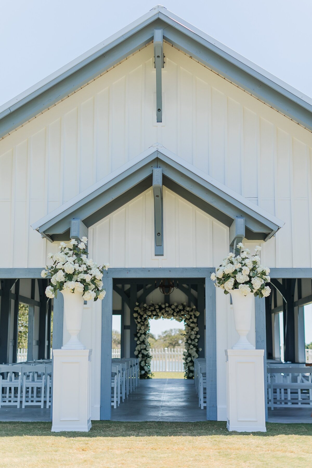 Chic Modern All White Wedding The Beaufort Hotel Brittanie Raquel Events_0011