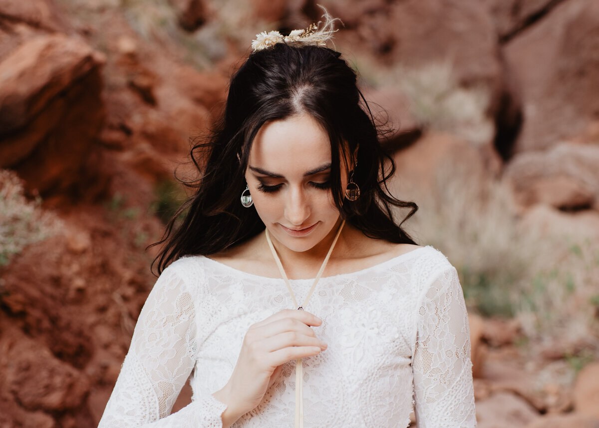 Utah Elopement Photographer captures bride wearing necklace