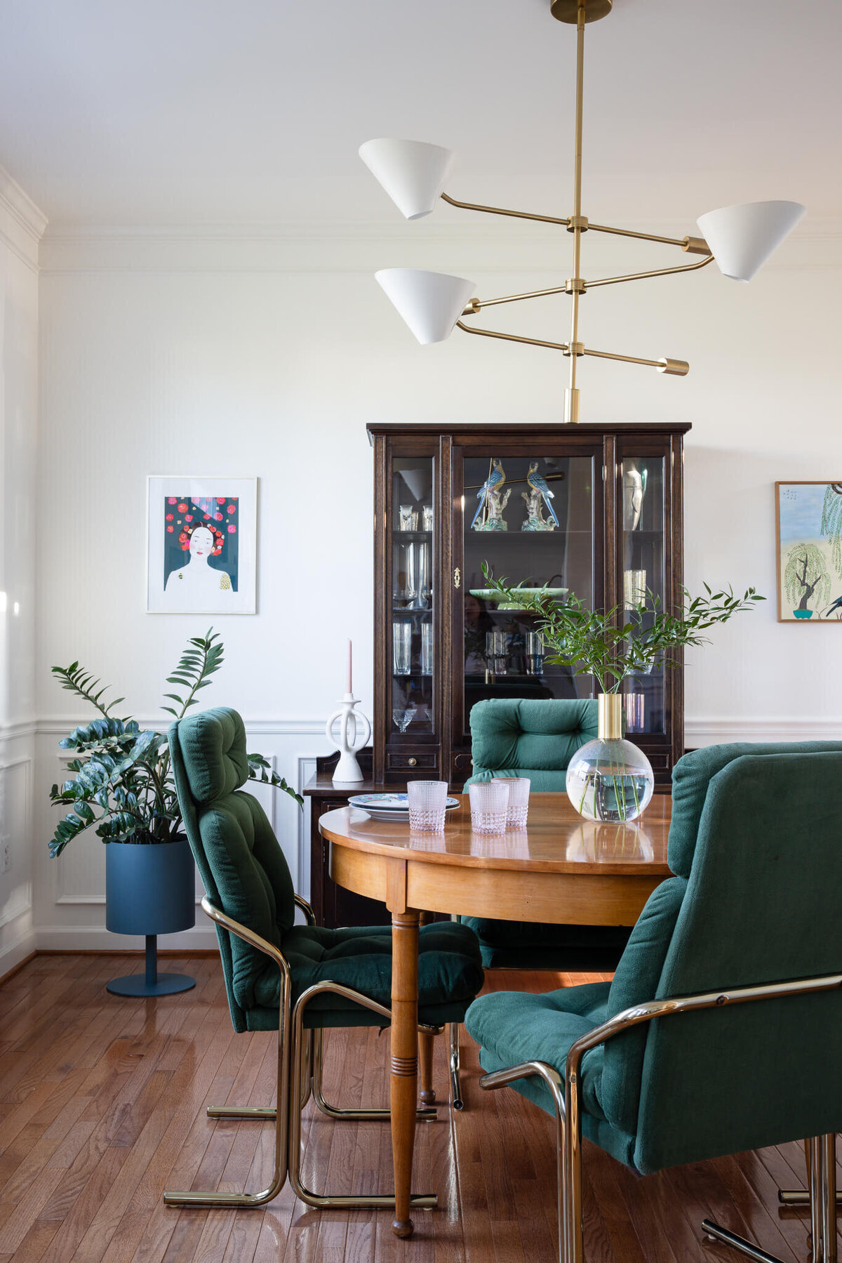 vintage-green-chairs-in-modern-dining-room