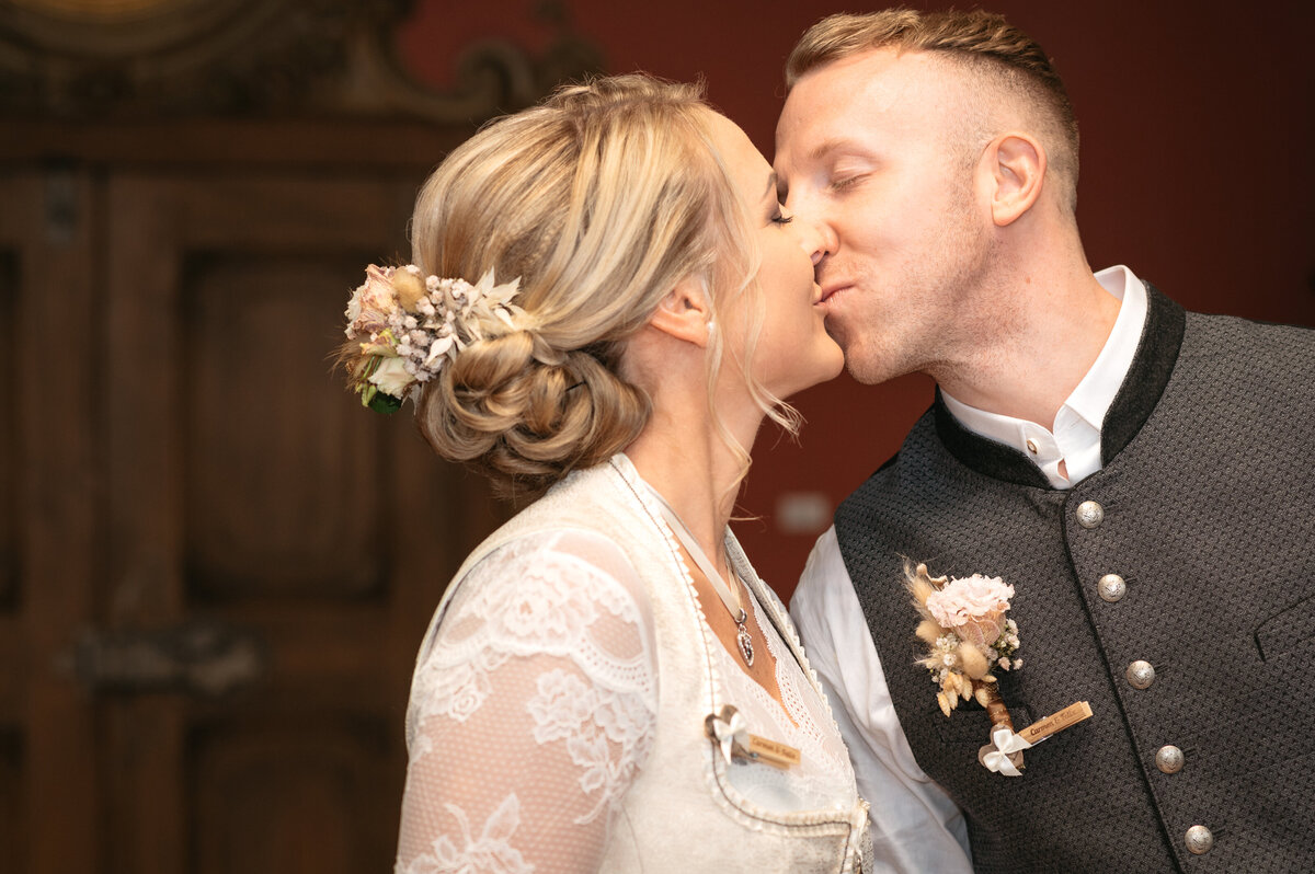 Brautpaar küsst sich im Standesamt Hochzeitsfotograf Landsberg am Lech