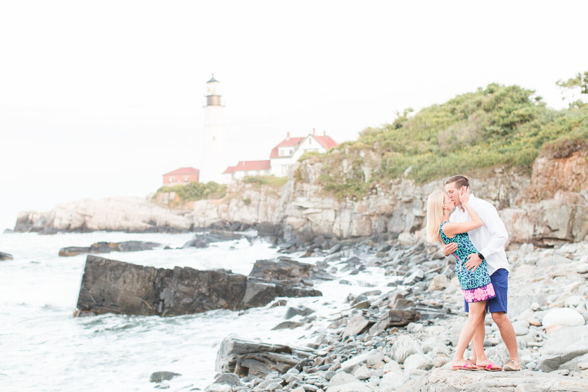 couple kissing at Fort Williams Lighthouse in Maine