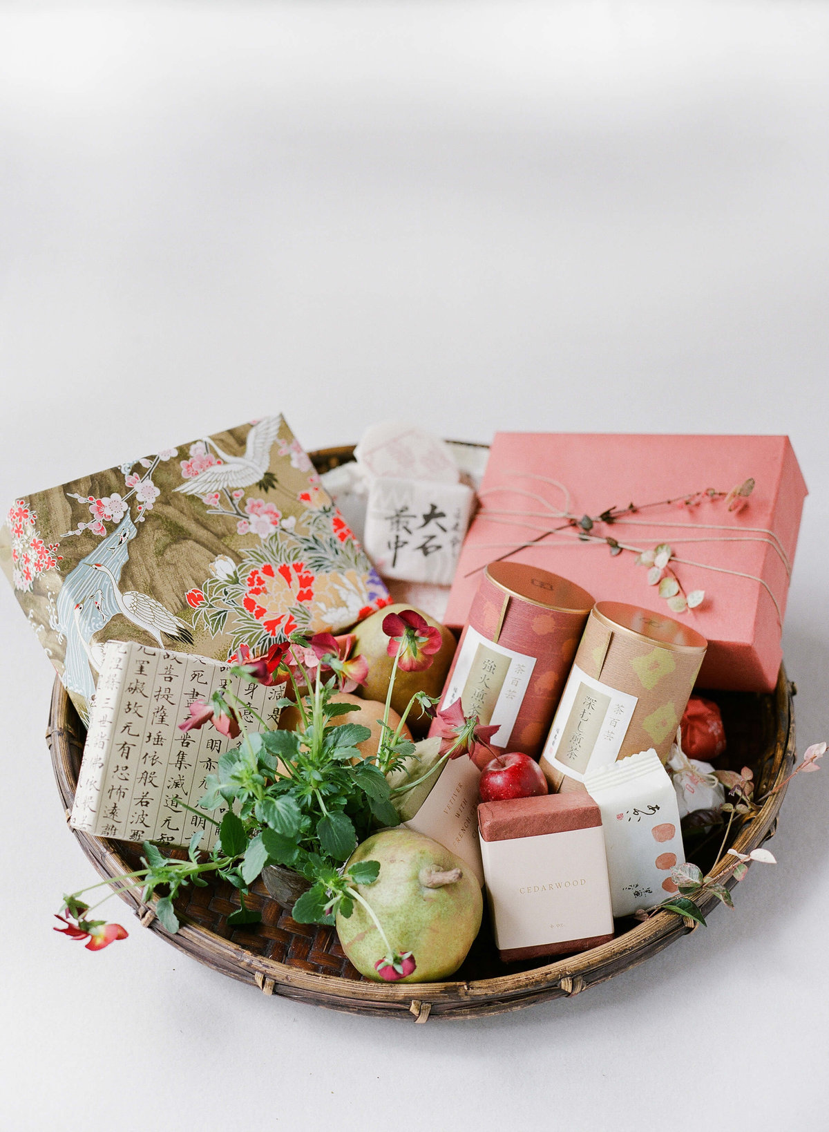 4-KTMerry-weddings-welcome-basket-japan