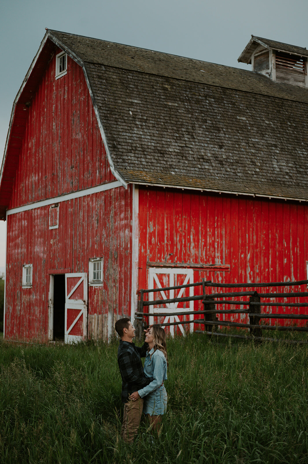 presley-gray-vintage-barn-engagement9391