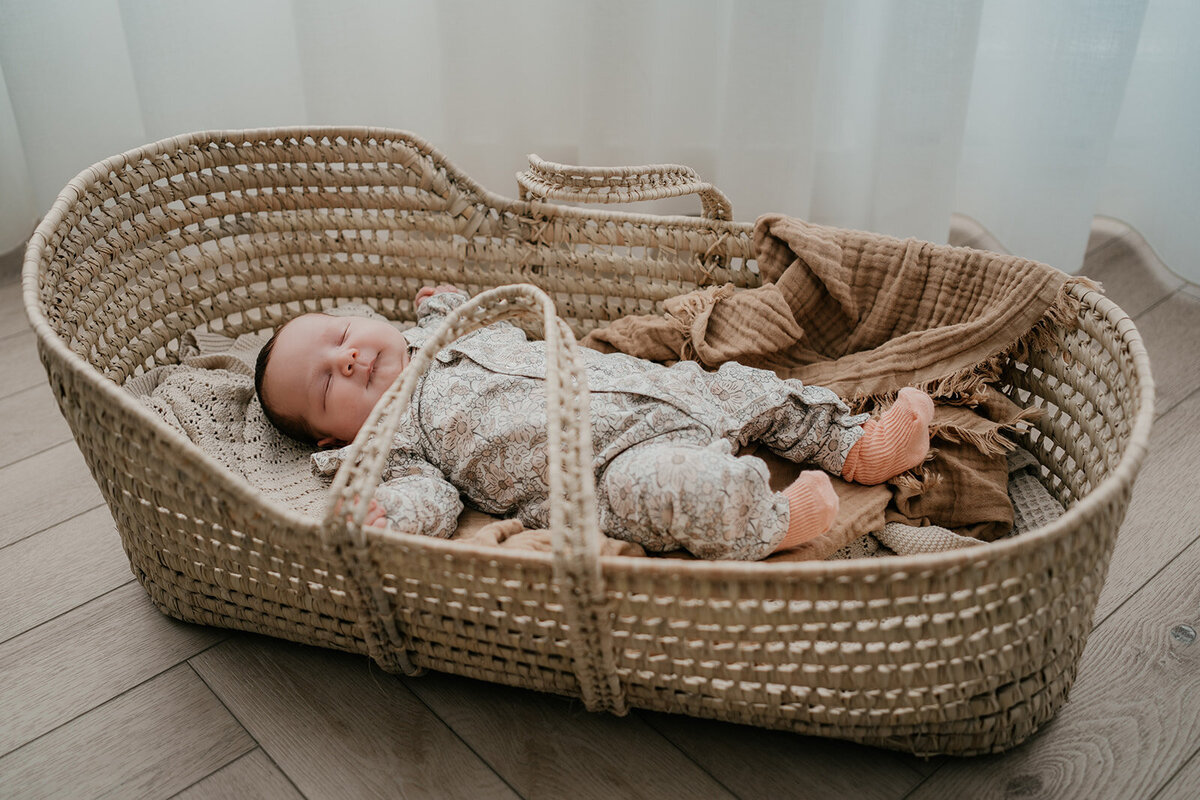 Newbornshoot door Leukfotografie in Amsterdam_ Zaandam_ Landsmeer_ Oostzaan en Purmerend – zachte_ liefdevolle babyfoto’s--158