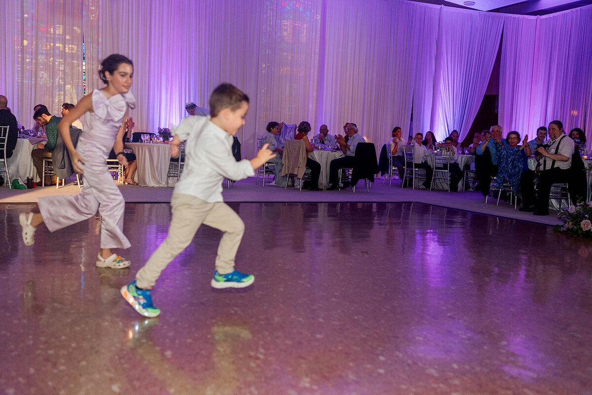 Eliana-Melmed-Photography-Chicago-LosAngeles-Jewish-WeddingPhotography-ElianaSklar-DanceFloor-00036