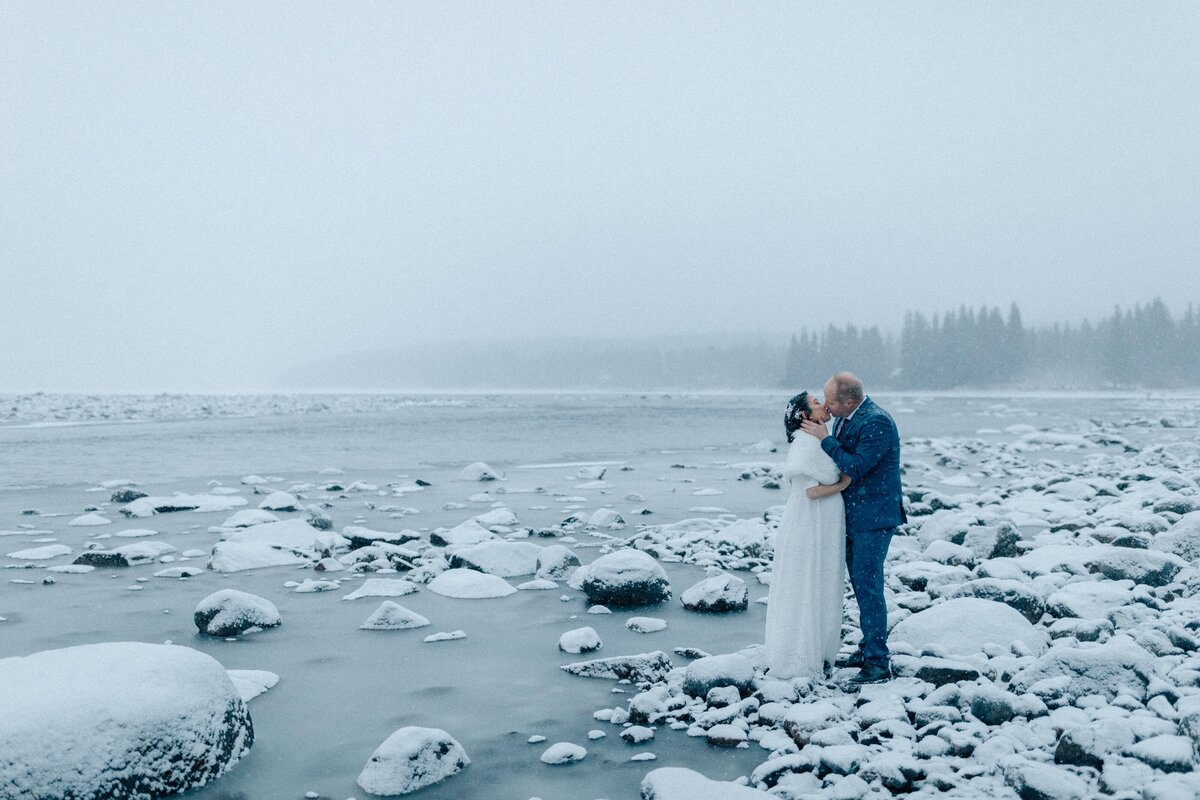 winter-wedding-kiruna-lapland-photographer-elopement-snow-bröllop-bröllopsfotograf